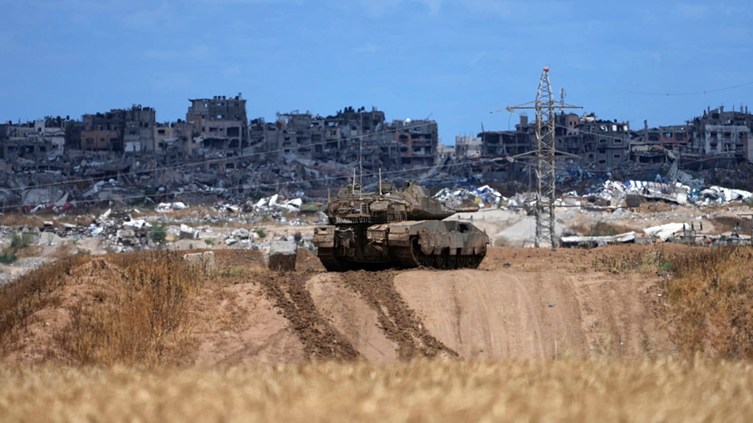 Um tanque israelita vigia a Faixa de Gaza, vista do sul de Israel, segunda-feira, 6 de maio de 2024. 
