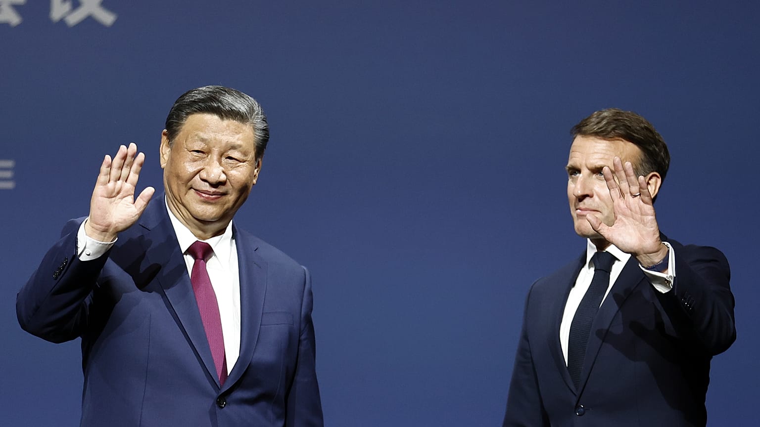 Le président français Emmanuel Macron et le président chinois Xi Jinping assistent à la 6e réunion du Conseil d'affaires franco-chinois à Paris, le 6 mai 2024.