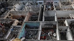 فلسطينيون ينظرون إلى الدمار بعد غارة إسرائيلية على مبنى سكني في رفح، قطاع غزة، الثلاثاء، 7 مايو، 2024.