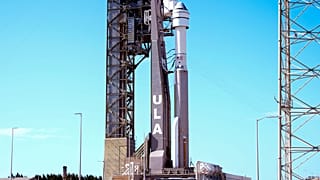 La cápsula Starliner de Boeing sobre un cohete Atlas V se prepara para su próxima misión en el Complejo de Lanzamiento Espacial 41 de la Estación Espacial de Cabo Cañaveral.