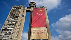Trabajadores instalan una bandera nacional china gigante en un rascacielos en Belgrado, Serbia, el sábado 4 de mayo de 2024.