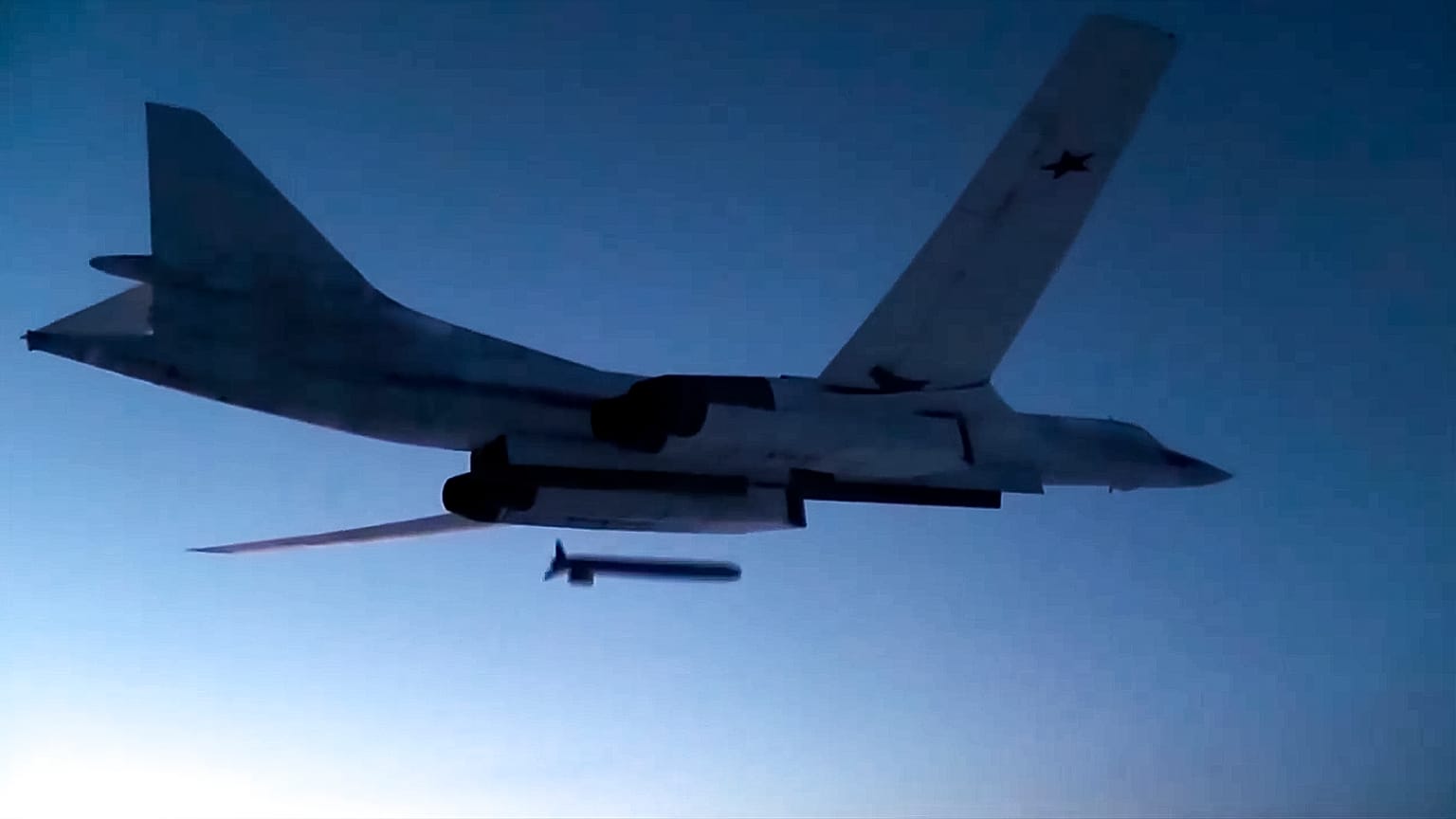 تطلق قاذفة استراتيجية روسية من طراز Tu-160 صاروخ كروز خلال تدريبات عسكرية في روسيا.