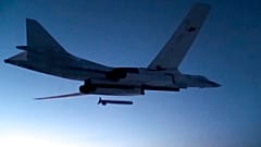 تطلق قاذفة استراتيجية روسية من طراز Tu-160 صاروخ كروز خلال تدريبات عسكرية في روسيا.