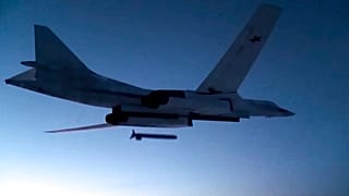 تطلق قاذفة استراتيجية روسية من طراز Tu-160 صاروخ كروز خلال تدريبات عسكرية في روسيا.