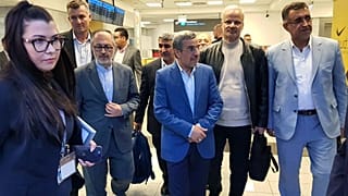 محمود احمدی نژاد، رئیس جمهوری سابق ایران با اسکورت امنیتی وارد بوداپست، پایتخت مجارستان می‌شود
