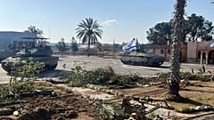 Üzerinde İsrail bayrağı bulunan bir tank, Refah Sınır Kapısı'nın Gazze tarafına girerken 