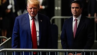 Eski Başkan Donald Trump Manhattan ceza mahkemesinden ayrılmadan önce basın mensuplarına konuşuyor,
