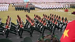 Im Jahr 1954 besiegten die vietnamesischen Truppen die französische Kolonialmacht in der Schlacht von Dien Bien Phu. Das wurde in Vietnam mit einer Militärparade gefeiert.  