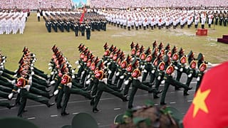 Im Jahr 1954 besiegten die vietnamesischen Truppen die französische Kolonialmacht in der Schlacht von Dien Bien Phu. Das wurde in Vietnam mit einer Militärparade gefeiert.