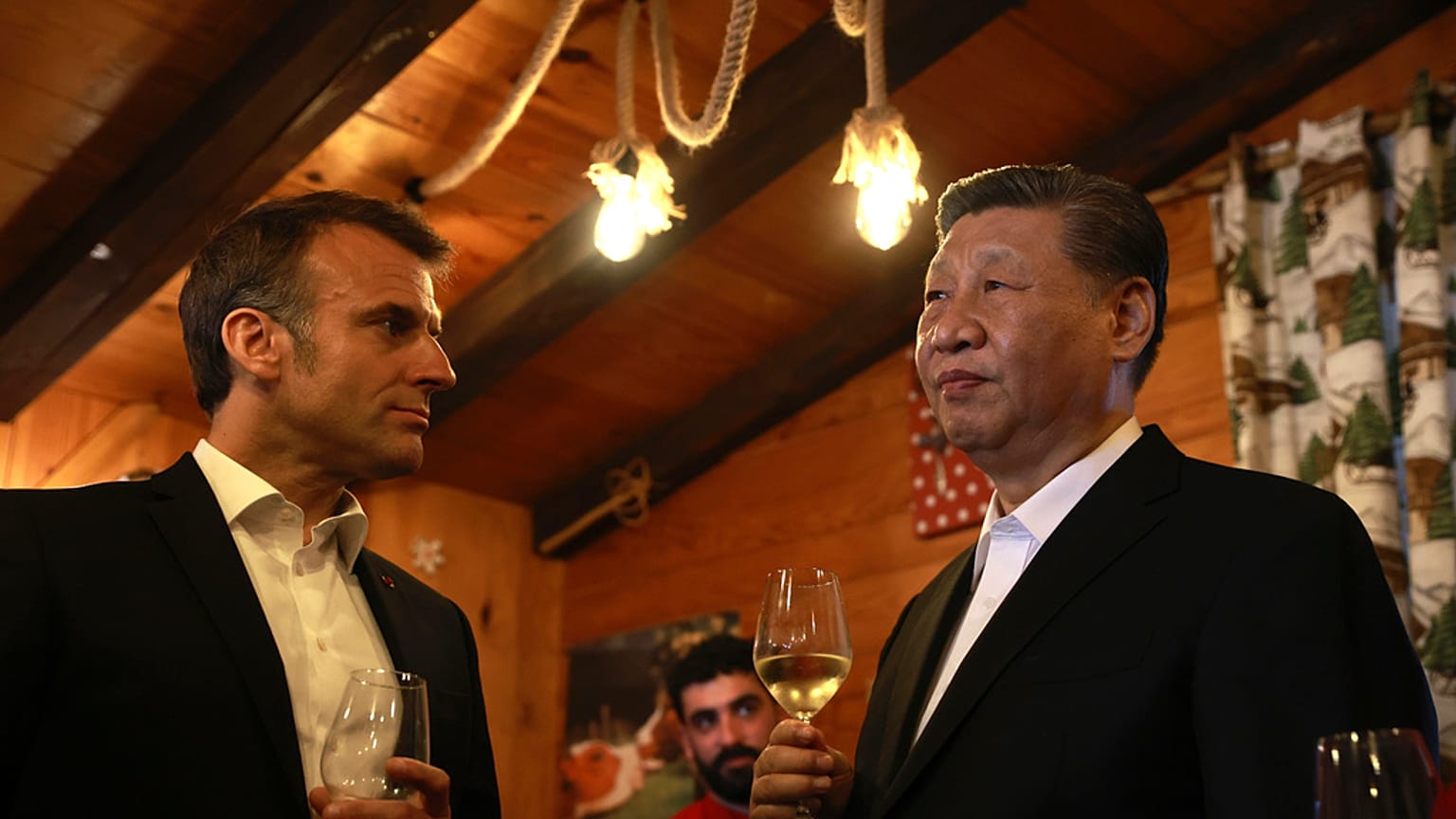 O Presidente francês Emmanuel Macron e o Presidente chinês Xi Jinping tomam uma bebida num restaurante, terça-feira, 7 de maio de 2024, no desfiladeiro de Tourmalet, nos Pirenéus. 