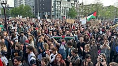 Imagen de un grupo de estudiantes en una protesta a favor de los ciudadanos palestinos en la Universidad de Ámsterdam, Países Bajos, el martes 7 de mayo de 2024.