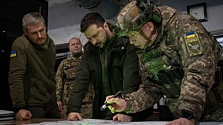 Ukrayna Devlet Başkanı Volodymyr Zelenskyy, Ukrayna Kara Kuvvetleri Komutanı Alb. Oleksandr Syrski, sağda, 30 Kasım 2023 tarihinde cephe hattındaki Kupiansk şehrini ziyaret ediyor.