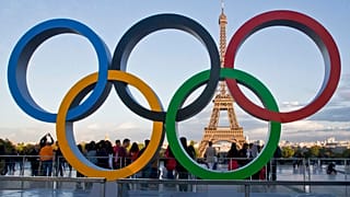 Símbolo dos Jogos Olímpicos com Torre Eiffel no fundo. 2024