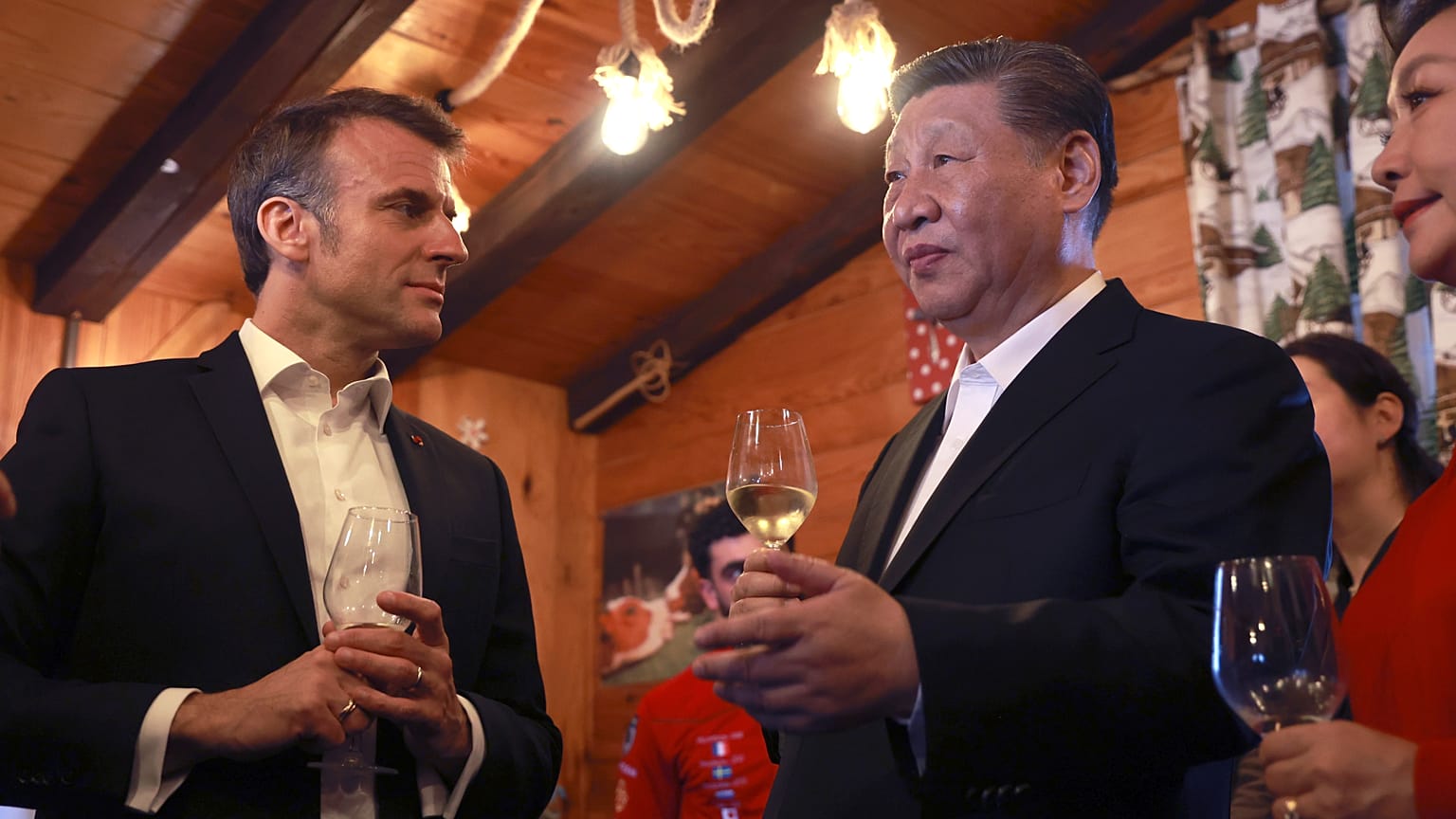 El presidente chino Xi Jinping disfruta de una copa de vino con el presidente francés Emmanuel Macron en un restaurante, el martes 7 de mayo de 2024.