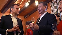 El presidente chino Xi Jinping disfruta de una copa de vino con el presidente francés Emmanuel Macron en un restaurante, el martes 7 de mayo de 2024.