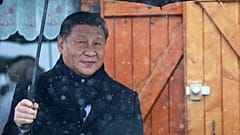 Der chinesische Präsident Xi Jinping hält einen Regenschirm vor einem Restaurant am Dienstag, 7. Mai 2024, am Tourmalet-Pass in den Pyrenäen. 