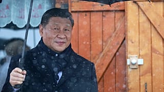 Der chinesische Präsident Xi Jinping hält einen Regenschirm vor einem Restaurant am Dienstag, 7. Mai 2024, am Tourmalet-Pass in den Pyrenäen.