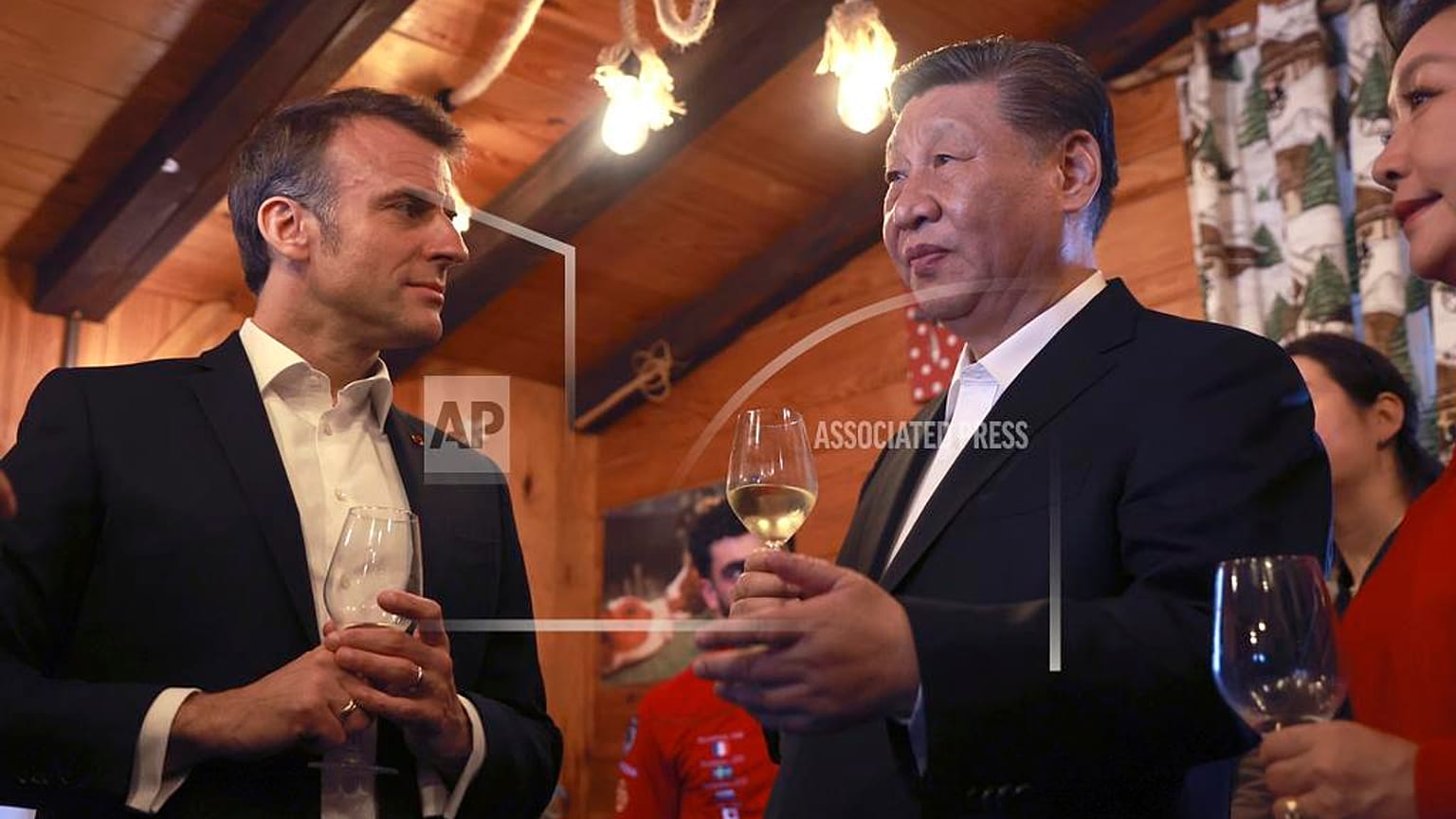 As gravatas ficaram na gaveta, neste último encontro entre Macron e Xi na visita de Estado do presidente chinês a França