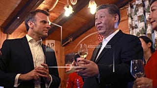 As gravatas ficaram na gaveta, neste último encontro entre Macron e Xi na visita de Estado do presidente chinês a França