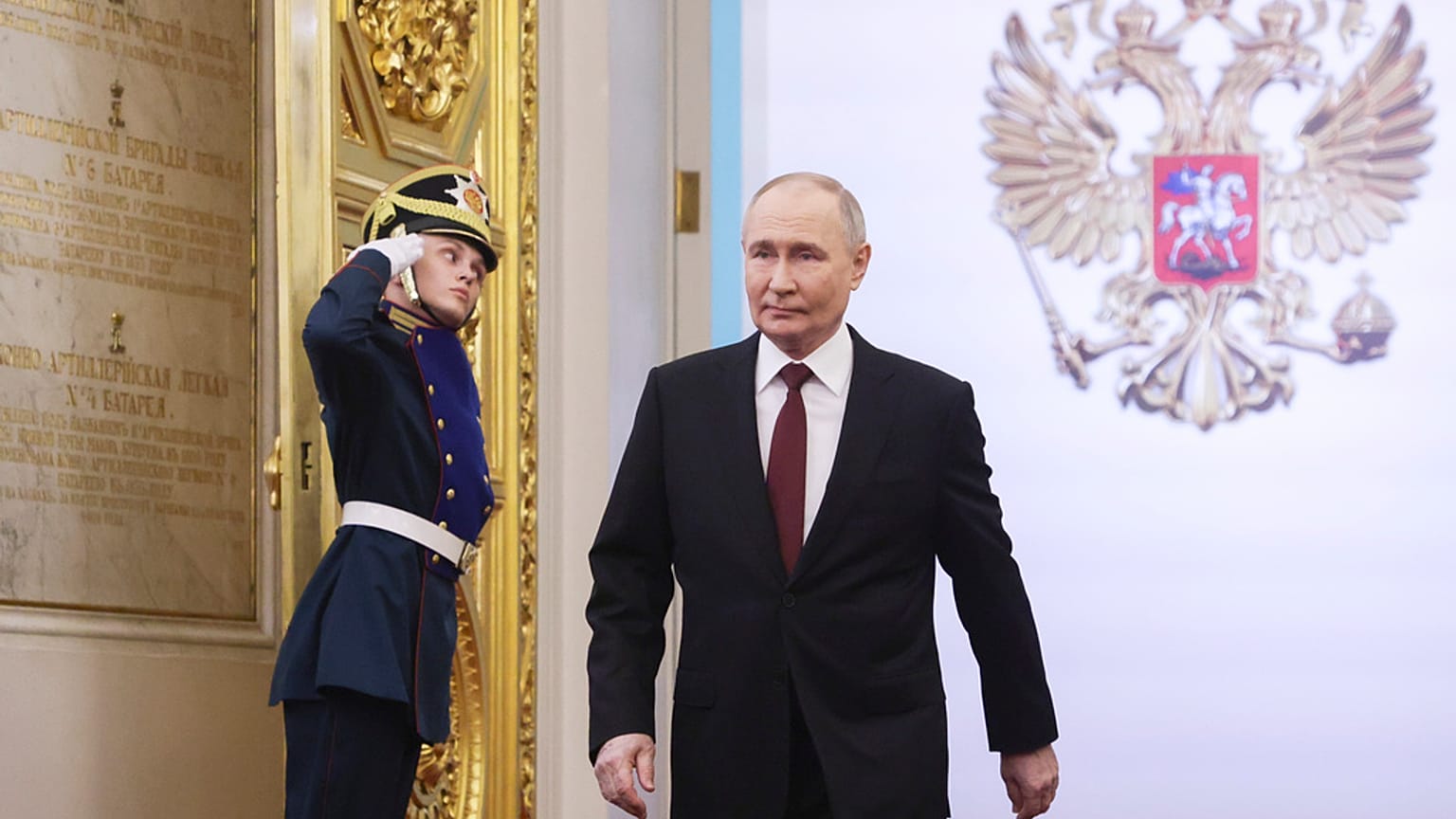 Vladimir Putin caminha para prestar juramento como presidente russo durante a cerimónia de tomada de posse no Grande Palácio do Kremlin, em Moscovo
