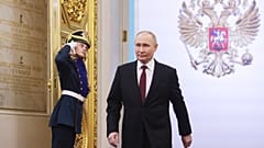 Vladimir Putin caminha para prestar juramento como presidente russo durante a cerimónia de tomada de posse no Grande Palácio do Kremlin, em Moscovo