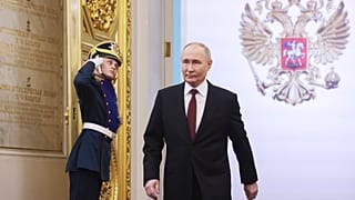 Vladimir Putin caminha para prestar juramento como presidente russo durante a cerimónia de tomada de posse no Grande Palácio do Kremlin, em Moscovo