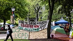 متظاهرون مؤيدون للفلسطينيين في المخيم الموجود في ساحة جامعة شيكاغو