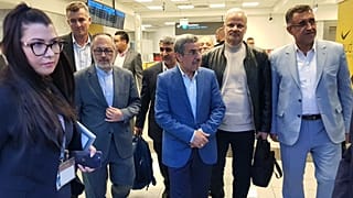 A volt iráni elnök erős biztonsági kísérettel érkezett Budapestre