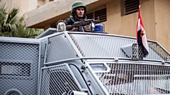 شرطي مصري أثناء قيامه بدورية في ميدان التحرير