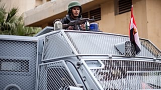 شرطي مصري أثناء قيامه بدورية في ميدان التحرير