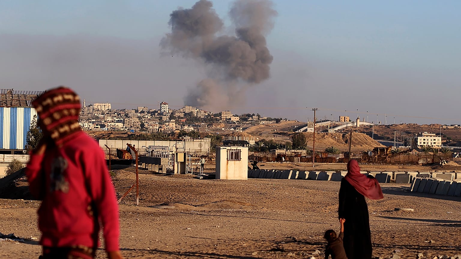 Füst száll fel az Egyiptom és Rafah közötti fal közelében lévő épületekre mért izraeli légicsapást követően, 2024. május 7-én.