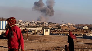Καπνός υψώνεται μετά από ισραηλινή αεροπορική επιδρομή σε κτίρια κοντά στο τείχος μεταξύ Αιγύπτου και Ράφα, 7 Μαΐου 2024