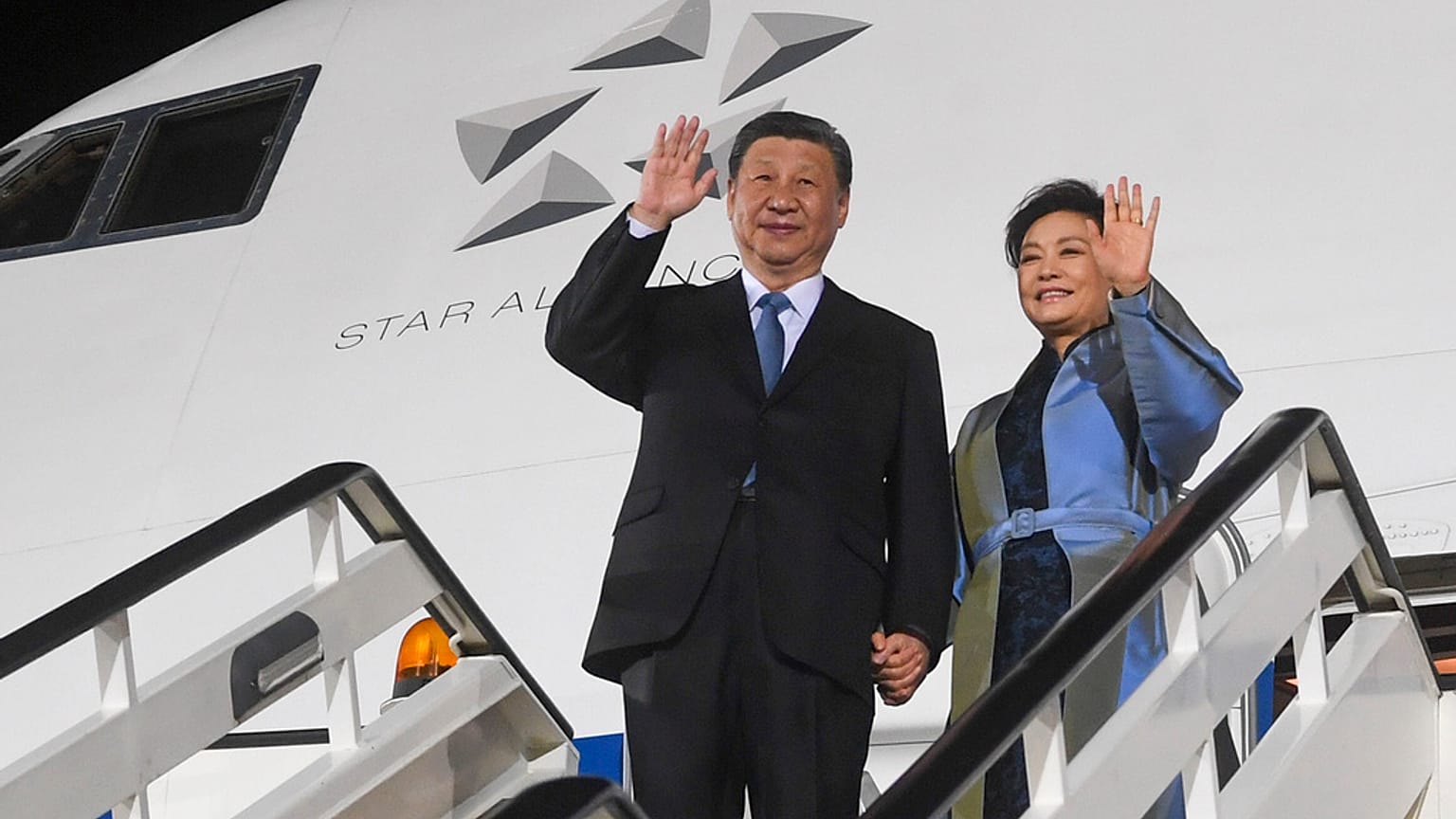 L'avion du président chinois Xi Jinping a atterri à Belgrade, où le dirigeant et son épouse ont été accueillis par le président serbe Aleksandar Vucic.