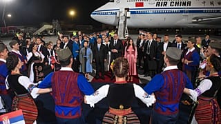 Китайского лидера встречают в аэропорту Белграда.