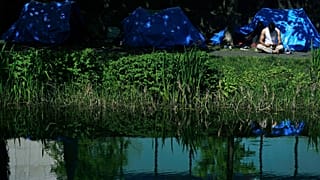 Мигранты установили палатки вдоль Гранд-канала в Дублине после того, как их временный лагерь возле Офиса международной защиты (IPO) был демонтирован.