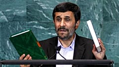 Foto de arquivo de 23 de setembro de 2010, Mahmoud Ahmadinejad, presidente do Irão, segura uma cópia do Alcorão, à esquerda, e da Bíblia, à direita, enquanto discursa na 65ª sessão da ONU