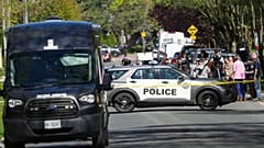 Viaturas da polícia junto à mansão de Drake em Toronto no Canadá