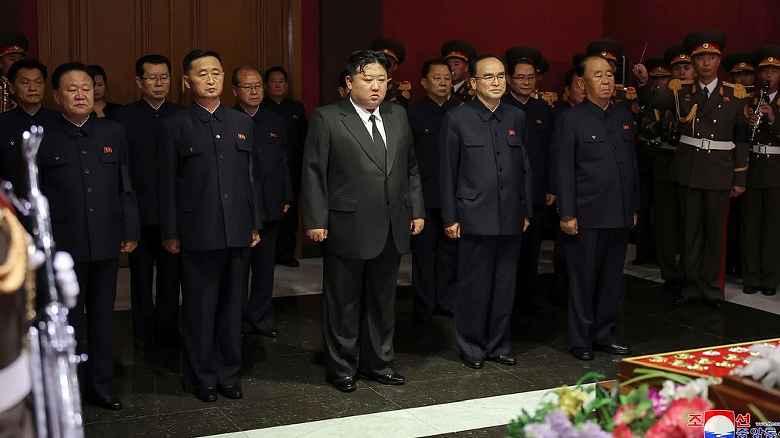Kim Dzsong Un észak-koreai vezető részvétlátogatást tett Kim Ki Nam, a Koreai Munkáspárt Központi Bizottságának volt titkára holttesténél Phenjanban, 2024. május 8-án.
