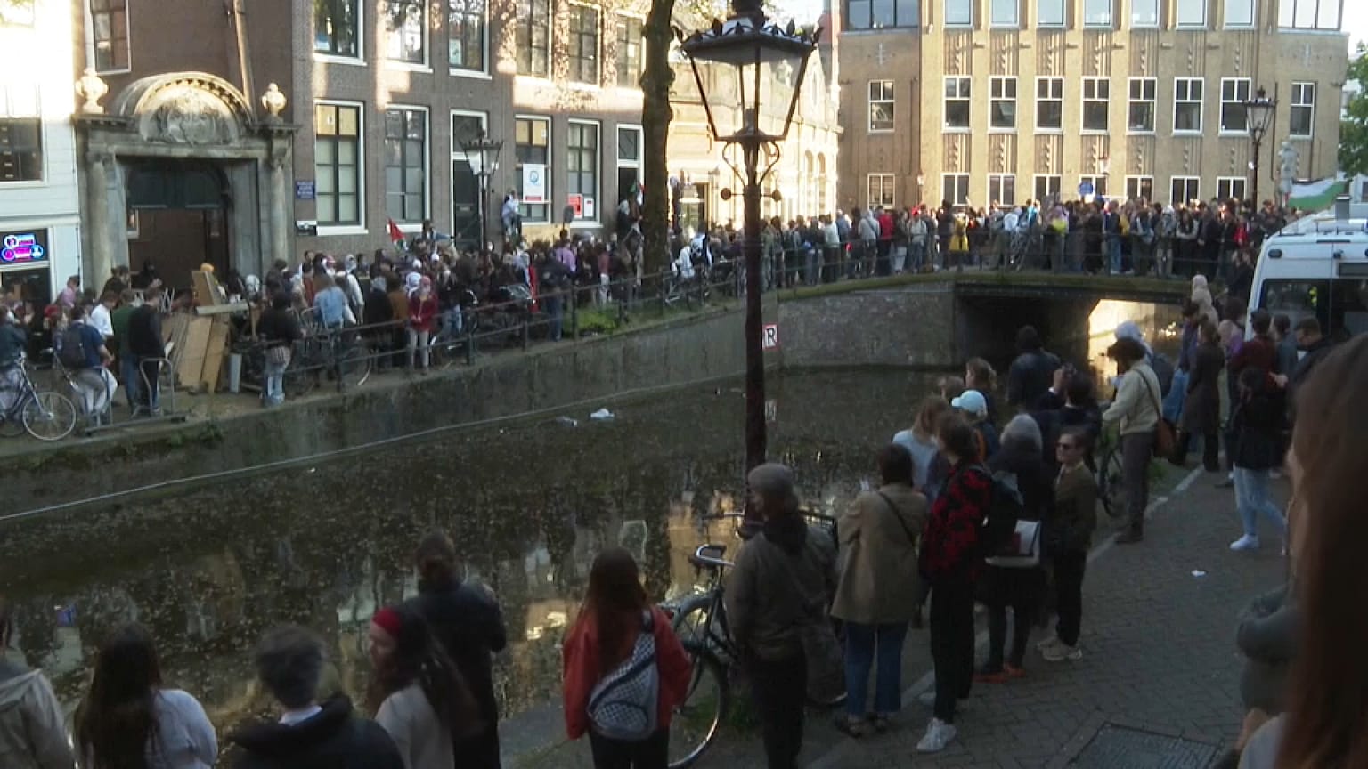 Des étudiants pro-palestiniens réunis à Amsterdam devant leur université