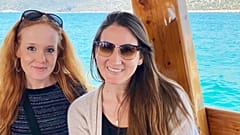 Vicky Smith (links) gibt im Vorfeld der Mental Health Awareness Week Tipps für Reisen mit Angstzuständen.