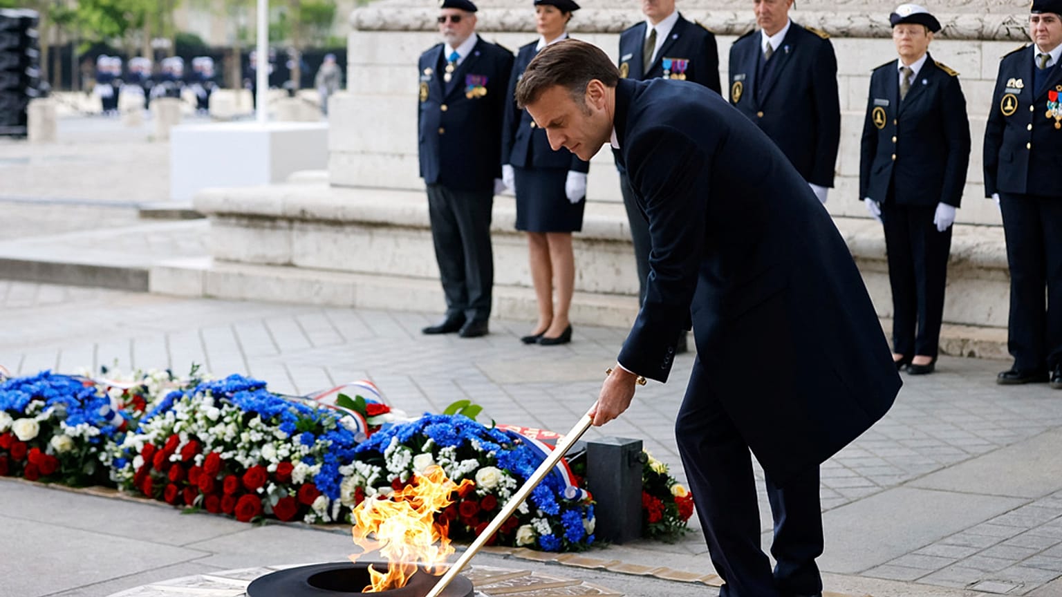 Der französische Präsident Emmanuel Macron hat eine traditionelle Zeremonie in Paris geleitet, um dam Ende des zweiten Weltkrieges 1945 zu gedenken. 