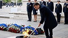 Der französische Präsident Emmanuel Macron hat eine traditionelle Zeremonie in Paris geleitet, um dam Ende des zweiten Weltkrieges 1945 zu gedenken. 