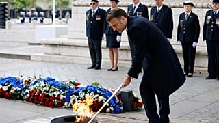 Der französische Präsident Emmanuel Macron hat eine traditionelle Zeremonie in Paris geleitet, um dam Ende des zweiten Weltkrieges 1945 zu gedenken.