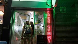 Tayland’da esrar satan dükkan 