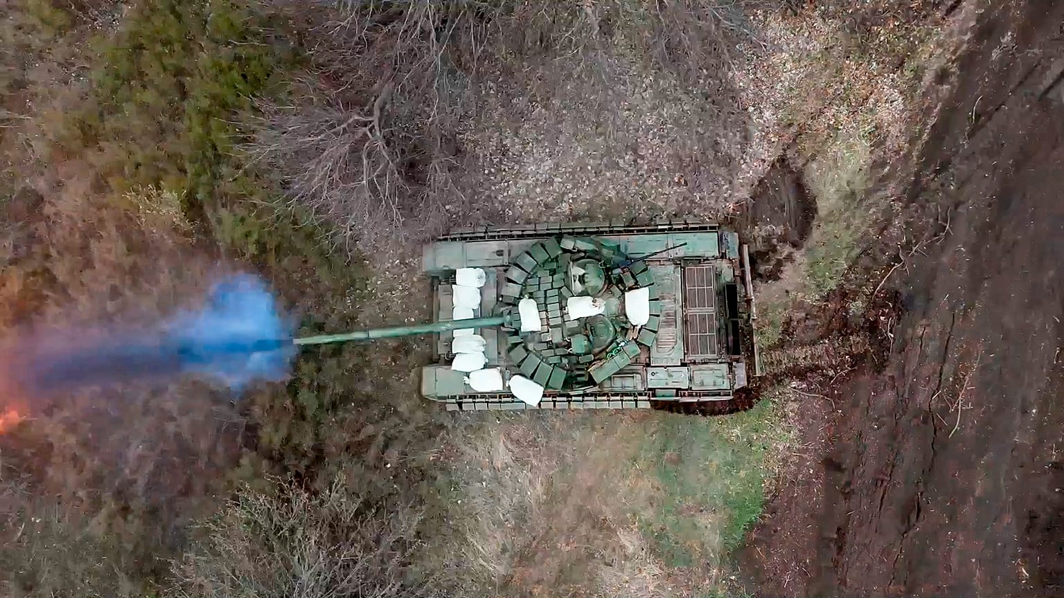 Un tanque ruso dispara su cañón contra tropas ucranianas desde una posición cercana a la frontera con Ucrania en la región de Belgorod, Rusia.