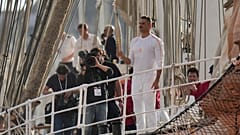 Nadador francês Florent Manaudou segura a tocha olímpica 