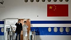 Il presidente cinese Xi Jinping e sua moglie Peng Liyuan al loro arrivo all'aeroporto internazionale di Budapest Liszt Ferenc, Ungheria, 8 maggio 2024 