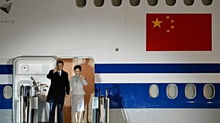 Il presidente cinese Xi Jinping e sua moglie Peng Liyuan al loro arrivo all'aeroporto internazionale di Budapest Liszt Ferenc, Ungheria, 8 maggio 2024 