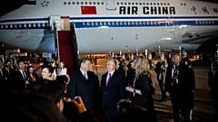 Xi Jinping wird von Viktor Orbán in Budapest begrüßt.