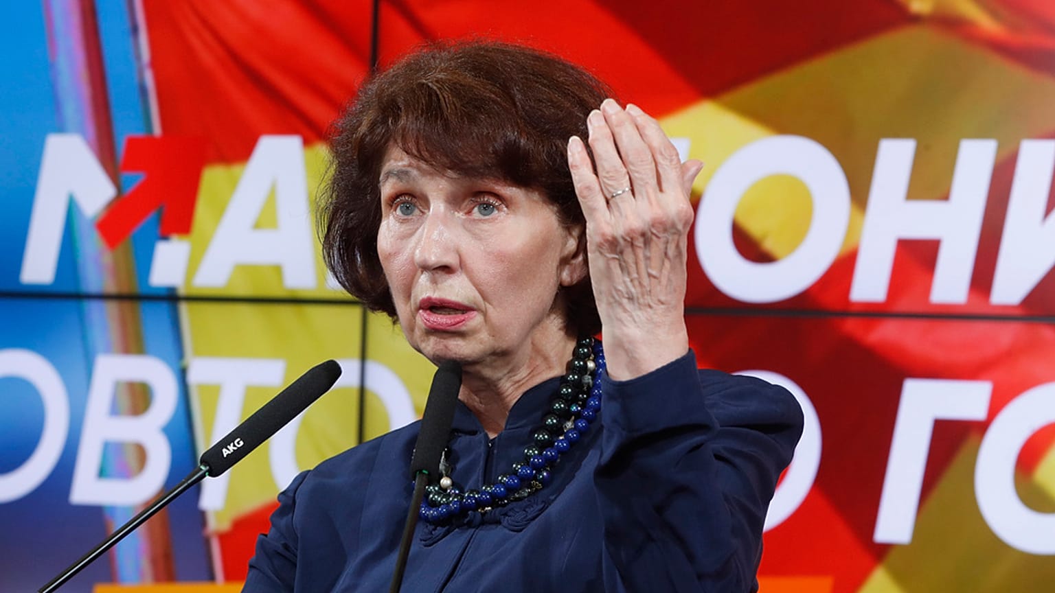 Gordana Siljanovska Davkova, Präsidentschaftskandidatin der konservativen Oppositionspartei VMRO-DPMNE, spricht während einer Pressekonferenz in Skopje, Nordmazedonien.